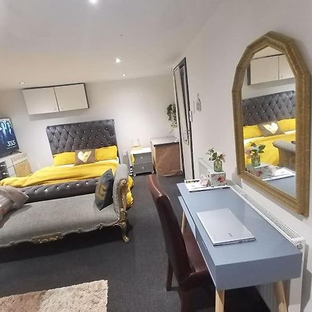 A Cosy Deluxe Size Studio With Queen Size And Sofa Bed Daire Leeds  Dış mekan fotoğraf