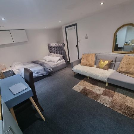 A Cosy Deluxe Size Studio With Queen Size And Sofa Bed Daire Leeds  Dış mekan fotoğraf