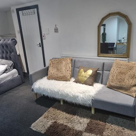 A Cosy Deluxe Size Studio With Queen Size And Sofa Bed Daire Leeds  Dış mekan fotoğraf