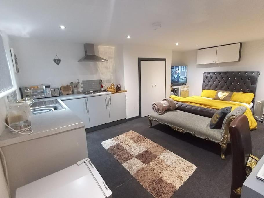 A Cosy Deluxe Size Studio With Queen Size And Sofa Bed Daire Leeds  Dış mekan fotoğraf