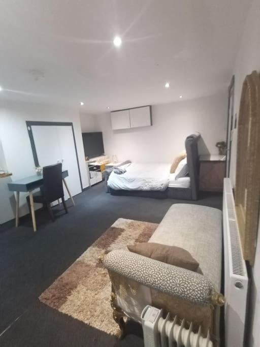A Cosy Deluxe Size Studio With Queen Size And Sofa Bed Daire Leeds  Dış mekan fotoğraf