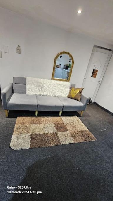 A Cosy Deluxe Size Studio With Queen Size And Sofa Bed Daire Leeds  Dış mekan fotoğraf