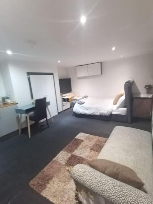 A Cosy Deluxe Size Studio With Queen Size And Sofa Bed Daire Leeds  Dış mekan fotoğraf