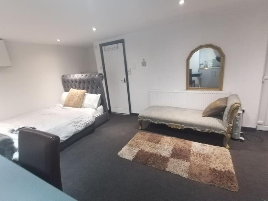 A Cosy Deluxe Size Studio With Queen Size And Sofa Bed Daire Leeds  Dış mekan fotoğraf