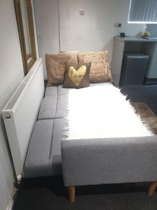 A Cosy Deluxe Size Studio With Queen Size And Sofa Bed Daire Leeds  Dış mekan fotoğraf