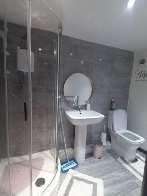 A Cosy Deluxe Size Studio With Queen Size And Sofa Bed Daire Leeds  Dış mekan fotoğraf