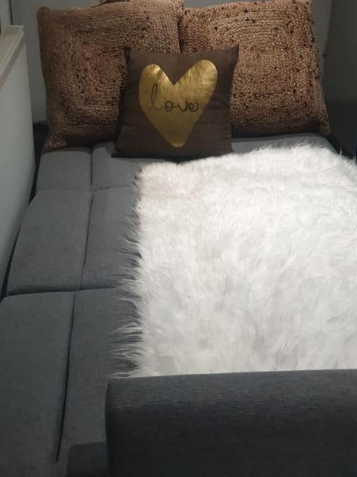 A Cosy Deluxe Size Studio With Queen Size And Sofa Bed Daire Leeds  Dış mekan fotoğraf