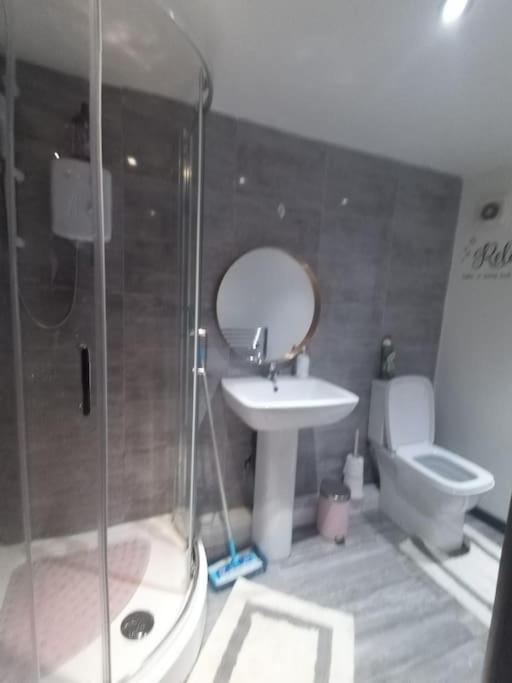 A Cosy Deluxe Size Studio With Queen Size And Sofa Bed Daire Leeds  Dış mekan fotoğraf