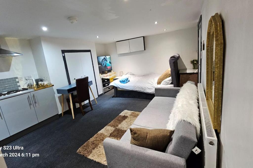 A Cosy Deluxe Size Studio With Queen Size And Sofa Bed Daire Leeds  Dış mekan fotoğraf