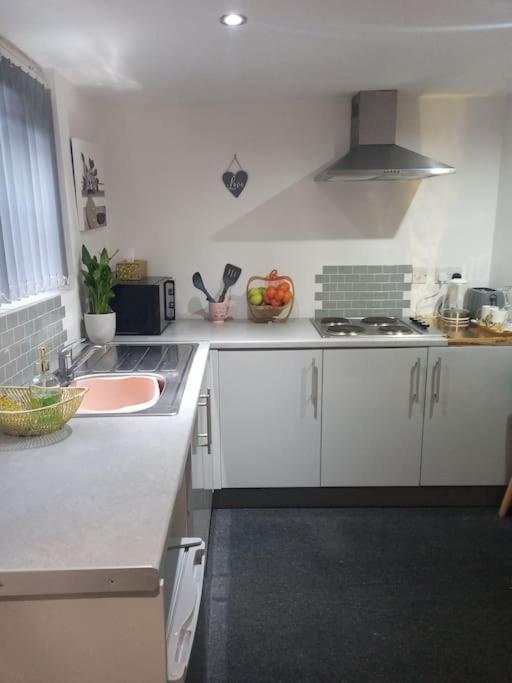 A Cosy Deluxe Size Studio With Queen Size And Sofa Bed Daire Leeds  Dış mekan fotoğraf