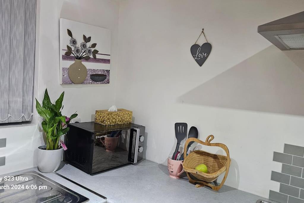 A Cosy Deluxe Size Studio With Queen Size And Sofa Bed Daire Leeds  Dış mekan fotoğraf