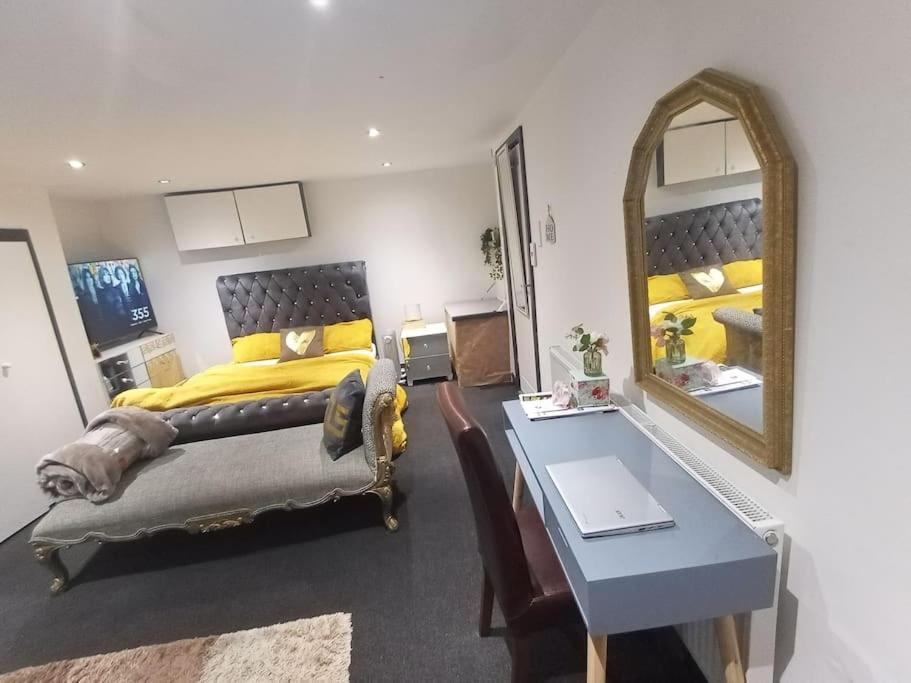 A Cosy Deluxe Size Studio With Queen Size And Sofa Bed Daire Leeds  Dış mekan fotoğraf