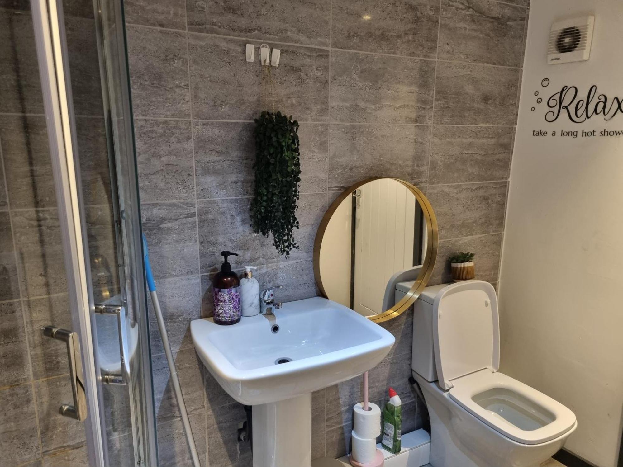 A Cosy Deluxe Size Studio With Queen Size And Sofa Bed Daire Leeds  Dış mekan fotoğraf